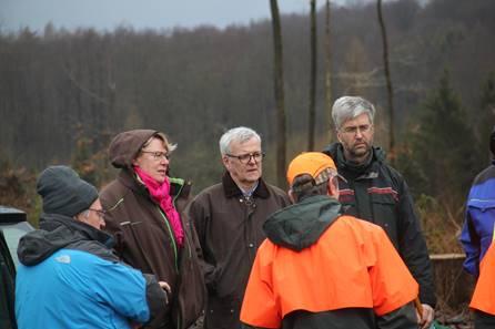 Forstministerin Otte-Kinast (2. v. l.) neben Herrn Dr. Merker (Foto: NLF)