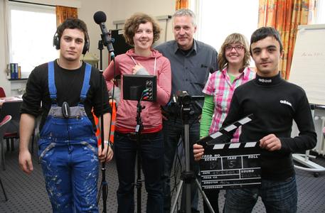 Schauplatz Hartwig-Claußen-Schule – ein Teil der Crew bei den Dreharbeiten in der Schule mit dem Förderschwerpunkt Hören: die Englischlehrerin Marie Bludau (2. von links) und Uwe Plasger vom Medienzentrum der Region Hannover (Mitte) und den Schülern Mehme
