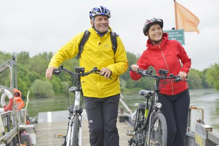 Hunderte Kilometer markierte Wege zum Radfahren, bestens beschildert und abseits der Straßen: Viele Monate Gesundheitsurlaub würden nicht ausreichen, um all die Radrouten kennen zu lernen, die Bad Gögging als Ausgangspunkt und Etappenziel von Donau-Radweg, Limes-Radweg und vieler weiterer Touren seinen Gästen bietet. Die Kombination aus Radfahren und Thermalbaden lockt zahlreiche Genuss-Radfahrer in Bayerns ältestes römisches Heilbad Bad Gögging. Viele der Gastgeber sind vom Allgemeinen Deutschen Fahrradclub als besonders radfreundlich ausgezeichnet. Foto: Tourist-Information Bad Gögging / DH Studio Köln