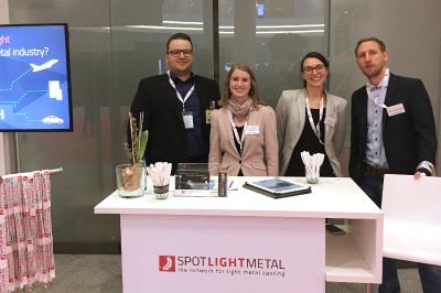 Vogel Business Media und NürnbergMesse starten mit "Spotlightmetal" eine Kooperation zum Thema "Leichtmetallguss" (v. li.): Matthias Brandstätter und Janina Seit von Vogel Business Media mit Corinna Karl und Sebastian Orthgieß von der NürnbergMesse / (Foto: Vogel Business Media)
