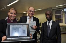 v.l.: B.Sc. Mareike Redder, Projektassistenz, Marcus Böske, Geschäftsführer der Stadtwerke Lübeck Netz GmbH und Prof. Dr. Cecil Bruce-Boye, Leiter des Wissenschaftszentrums für intelligente Energienutzung an der FH Lübeck (Foto: Pressestelle FH Lübeck)