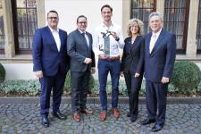 thyssenkrupp-Vorstand und Preisstifter Oliver Burkhard, Oberbürgermeister Thomas Kufen, Preisträger Jörn Schulz, Novitas BKK-Vorständin Kirsten Budde und Prof. Dr. Karl-Heinz Jöckel, Stiftung Universitätsmedizin Essen