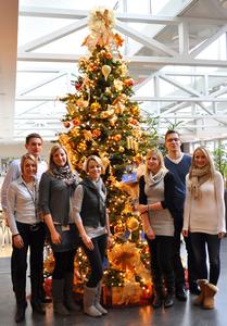 Wunschbaumaktion zum "Wünsche pflücken": Im Bild von links: Die uniVersa-Auszubildenden Kristina Schmehr, Sebastian Reichhart, Martina Hußnätter, Jasmin Gillich, Sarina Lohner, Christian Mann und Anna Gottmann, Foto: uniVersa
