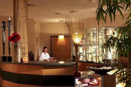 Thecke mit Mädl klein.jpg