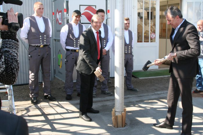 pri1634_Symbol „Maibaum“ als Zeichen des Maimarkts 2016 übergeben.JPG