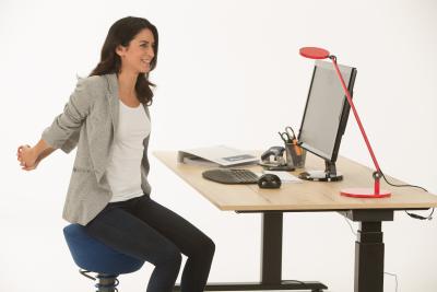 Kleine Bewegungspausen im Büro tun dem Rücken gut. Bild: AGR e. V.