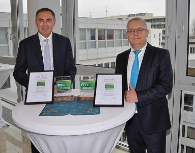 Die uniVersa zählt zu den Langfrist-Qualitätsführern bei der Arbeitskraftabsicherung und Altersvorsorge. Vorstandsvorsitzender Michael Baulig (rechts) und Vertriebsvorstand Werner Gremmelmaier freuten sich über die Auszeichnung der Ratingagentur Franke und Bornberg