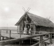 Eines der ersten beiden Pfahlbauhäuser nach den Ausgrabungen von Riedschachen aus dem Jahr 1922. Copyright Pfahlbaumuseum