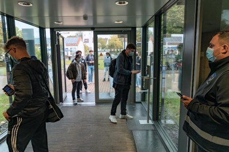 Kontrollen und Rücksichtnahme prägen den Start ins Wintersemester 2021/22. Die gute Laune, endlich wieder auf dem Campus sein zu können, bleibt. Foto / Johanna Ewen