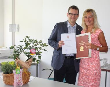 Prof. Dr. Ralf Haderlein (Leiter der ZFH) überreicht Dr. Margot Klinkner die Urkunde des Landes RLP, Foto: ZFH