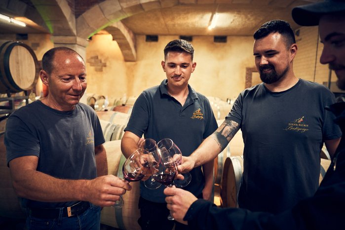 Kellermeister Wolfgang Schupp mit seinem Team.jpg