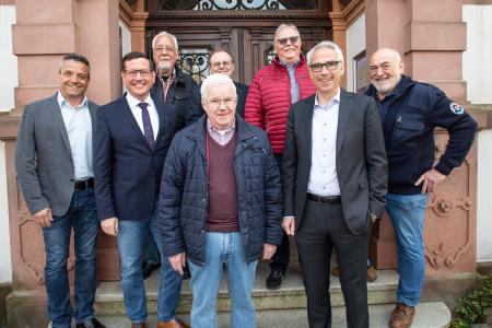 Bei der Spendenübergabe in Seeheim-Jugenheim vor dem Rathaus, Foto: GGEW AG/Marc Fippel Fotografie