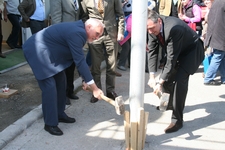 Der Mannheimer Oberbürgermeister Dr. Peter Kurz (rechts) und Kammerpräsident Walter Tschischka (links) setzen gemeinsam den Maibaum für den Maimarkt 2010.