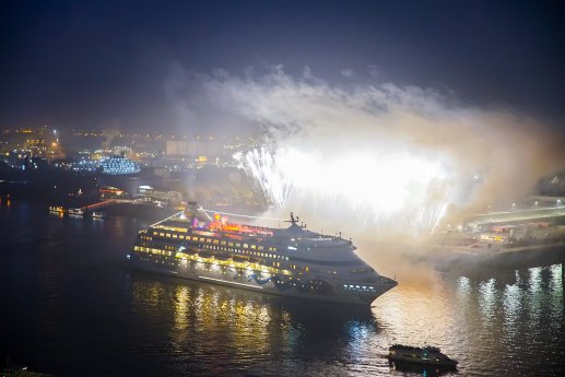 AIDAcara wird in Hamburg nach der Weltreise mit einem Feuerwerk begrt.jpg