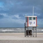 Damit auf Juist die Gäste unbeschwert den Strand genießen können, gibt das Team vom Bauhof der Inselgemeinde Juist alles, denn viel ist vorab zu erledigen (Foto: Lars Wehrmann)
