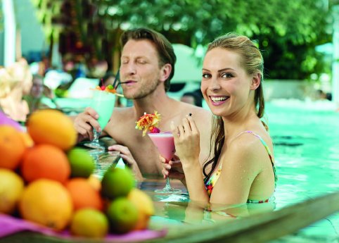 fruchtiger Cocktailgenuss an einer der beiden exotischen Poolbars.jpg