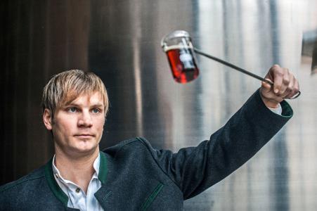 Bischofshof und Weltenburger begeistern die deutsche Bierwelt: Die Deutsche Landwirtschaftsgesellschaft zeichnete jetzt alle von der Regensburger Brauerei eingereichten Biere bei der Prämierung für 2019 mit einer Medaille aus. Auf dem Bild: Braumeister Ludwig Mederer bei der Sichtprobe. Foto: obx-news/Bischofshof