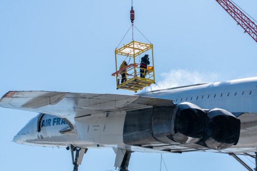 Für die Werkstattmitarbeiter geht es in luftige 30 Meter Höhe, um die Concorde sauber zu kriegen.jpg