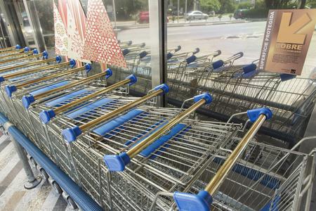 Einkaufswagen mit antimikrobiellen Messinggriffen
