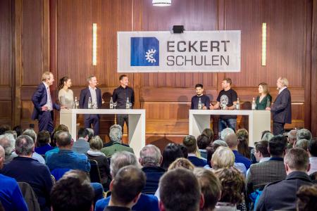 Wie fokussiert man sich am besten auf eine schwierige Herausforderung? Profi-Tennisspielerin Julia Görges (2.v.l.) schaltet ihr Handy in den Flugmodus, um die Außenwelt komplett abzuschalten, sagte sie bei einer Diskussion in Regenstauf / Foto: obx-news/Johannes Müller
