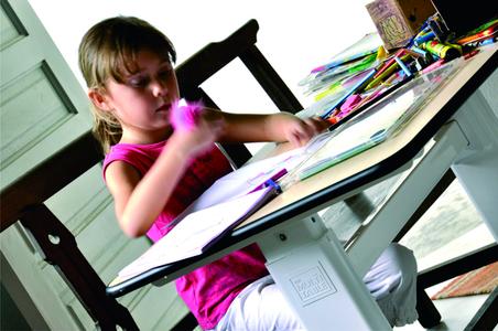 Der Multitable wächst im wahrsten Sinne des Wortes mit – so wird der Kinderbasteltisch später zum Jugendschreibtisch