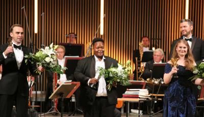 Stolz und glücklich präsentierten die Gewinner von DEBUT 2020 vor dem Begleitorchester, dem Philharmonischen Orchester Würzburg und ihrem Dirigenten GMD Enrico Calesso (re.) ihre Viktoria-Trophäen (v.l.): Modestas Sedlevicius (Litauen), Katleho Mokhoabane (Südafrika) und Karolina Bengtsson (Schweden) / Bild: ©DEBUT Concerts GmbH/ Fotograf Felix Röttger