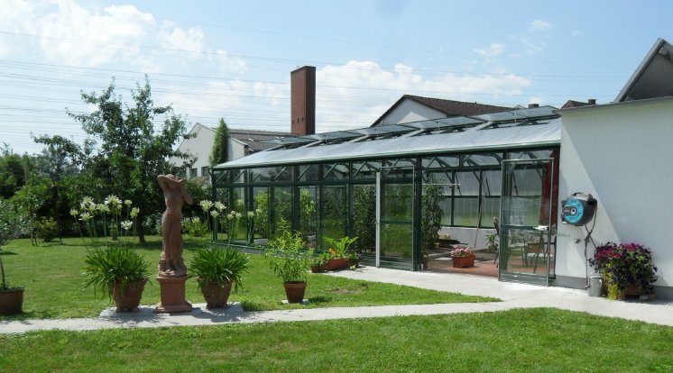 Sonderbau mit flachem Satteldach, einseitig an das Haus angebaut.jpg