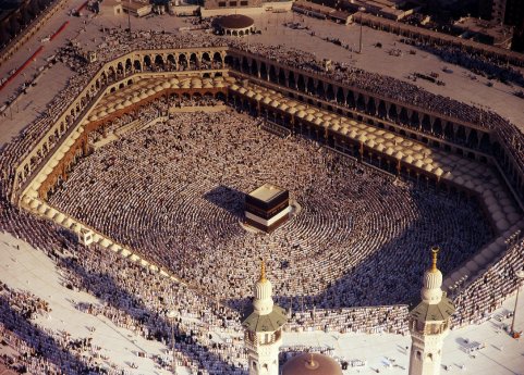 med_TheHajjatday-largestgatheringofpeopleonEarth[1].jpg