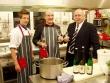 Mercure Hotel Saarbrücken: "Stammgast" Markus Weiss (Mitte) mit Hotelmitarbeiter Michael Albrecht und Klaus Euler, Dirktor im Mercure Hotel Saarbrücken (links)