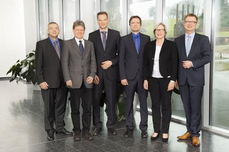 Das Präsidium der Hochschule Osnabrück (v. li.): Professor Dr. Thomas Steinkamp, Dr. Kai Handel, Professor Dr. Alexander Schmehmann, Professor Dr. Andreas Bertram, Professorin Dr. Sabine Eggers, Professor Dr. Bernd Lehmann, Foto: Bettina Meckel
