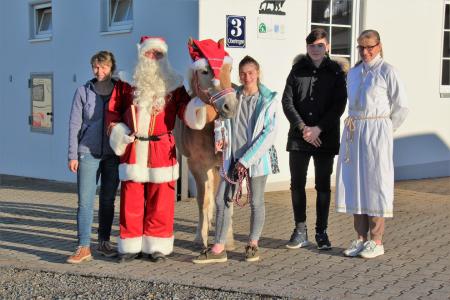 v.l.n.r.: Heimleiterin Simone Schmidt Haus „Am Wiesgrund“ in Weiler-Simmerberg, Weihnachtsmann Walter Zeller, Geschäftsführer der Ulmer Zeitarbeit, die beiden Heimkinder Corinna und Marcel sowie als Engel Carmen Zeller, die Ehefrau von Walter Zeller