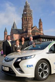 EWR übergibt Deutscher Weinkönigin neuen Opel Ampera