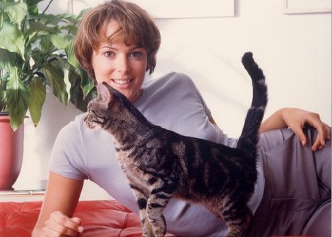 csm_IVH_Frau_mit_getigerter_Katze_612f124279.jpg
