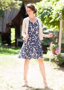 Finesse Sommer 2018: Jacke – Uni, Bio-Leinen GOTS, Kleid – Leaves Print, Viskose-Crêpe-Marocain