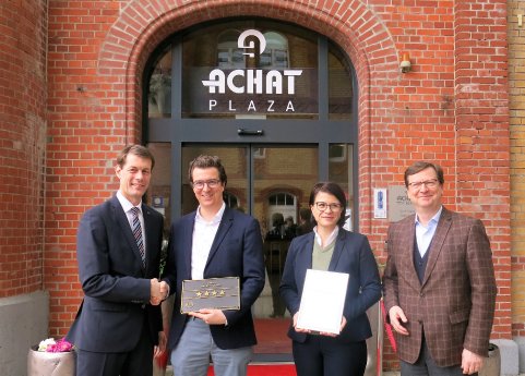 PM Bild zu Neue Qualitätspartnerschaft zwischen ACHAT Hotels und DEHOGA_Zöllick, von Bodmann, Va.JPG