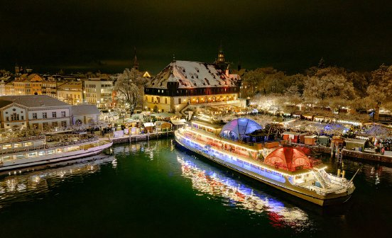 Konstanz-Stadtgarten-Hafen-Konzil-Weihnachtsschiff-Weihnachtsmarkt-Schnee-Luftbild-Abend-0.jpeg