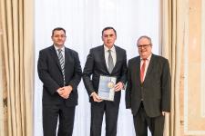 Auszeichnung zum Maklerchampion 2018 in der Krankenversicherung. Im Bild (v.l.): Dr. Claus Dethloff, Geschäftsführer ServiceValue GmbH, uniVersa-Vertriebsvorstand Werner Gremmelmaier und Bernhard Rudolf, Chefredakteur Versicherungsmagazin, Foto: Versicherungsmagazin/Henrik Schipper 