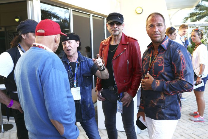 Kai-Ebel-Scorpions-Niki-Lauda_Formel-1-Bahrain-2014.jpg