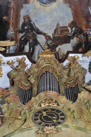 Orgelprospekt Uhr.jpg