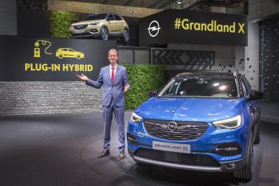 Opel-Jahresrückblick 2017: Premiere: Opel CEO Michael Lohscheller kündigt den Grandland X auf der IAA in Frankfurt als künftig erstes Plug-in-Hybrid-Modell von Opel an