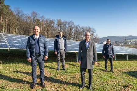 Im Solarpark in Erbach: Dr. Peter Traub, Bürgermeister der Kreisstadt Erbach; Florian Grob, Bereichsleiter Erneuerbare Energien GGEW AG; Carsten Hoffmann, Vorstand GGEW AG; Steffen Hundemer, Referent Erneuerbare Energien GGEW AG (v.l.) / Foto: GGEW AG/Marc Fippel Fotografie
