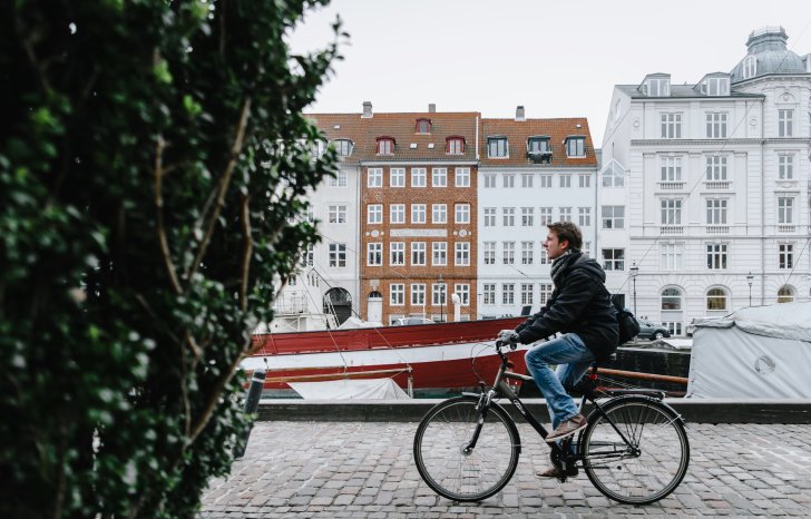 Skandinavien - Dänemark - Kopenhagen - Fahrradfahren in Nyhavn (Photo by Omar Yassen on Unsplash.jpg