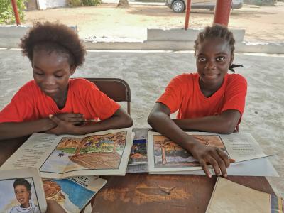 Zwei Mädchen in Liberia beim Lernen