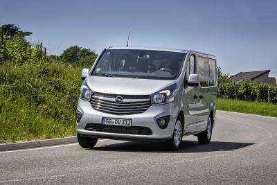 Opel-Jahresrückblick 2017: Flexibler Großraum-Van mit Pkw-Komfort: Mit dem Vivaro Combi+ (Foto), Vivaro Tourer und Vivaro Life fuhren 2017 gleich drei neue Varianten des beliebten Opel-Modells vor