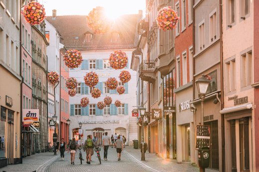 Konstanz-Altstadt-Flowerball-Kanzleistrasse-Sonne-08_Copyright_MTK-Leo-Leister.jpg