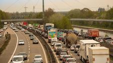 Lange Staus werden sich während der Pfingstferien wieder auf den Autobahnen bilden. Mit ein paar Tipps ist man gut darauf vorbereitet. Foto: ARCD