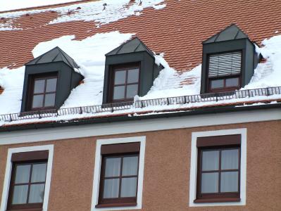 Kein Schnee mehr von gestern auf dem Dach? Hier könnte Sanierungsbedarf bei der Dämmung der Grund sein.