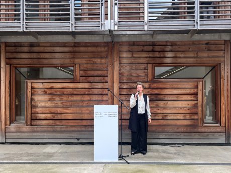 Ina_Brandes_MdL__bei_der_Ausstellungseröffnung_von_Raimund_Abraham_-_Erdbeben_der_Stille_Fo.jpg