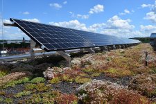 Die Nutzung der Sonnenkraft und begrünte Dächer sind nur zwei Beispiele dafür, wie das Dachdeckerhandwerk zu mehr Unabhängigkeit von fossilen Energien beiträgt.