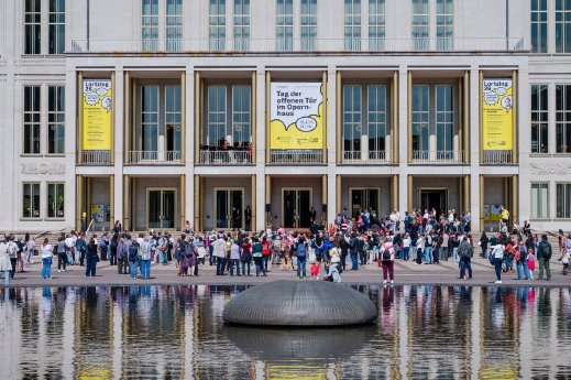 oper_leipzig_tagderoffenentur_lortzing26_c_kirsten_nijhof_1.jpg